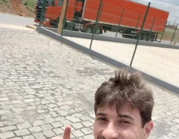 O jovem caminhoneiro e influenciador digital, conhecido como “Gustavim”, morreu em um acidente na BR-381, em João Monlevade (MG). Aos 24 anos, ele conquistou milhares de seguidores compartilhando com simplicidade e fé o dia a dia nas estradas do Brasil.