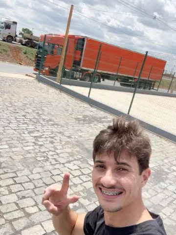 O jovem caminhoneiro e influenciador digital, conhecido como “Gustavim”, morreu em um acidente na BR-381, em João Monlevade (MG). Aos 24 anos, ele conquistou milhares de seguidores compartilhando com simplicidade e fé o dia a dia nas estradas do Brasil.