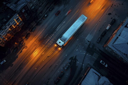 O futuro do transporte depende de caminhoneiros conectados. A tecnologia não ameaça a profissão — ela a fortalece. Mas o Brasil precisa garantir acesso e capacitação para que ninguém fique para trás na revolução digital do asfalto.