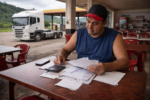 Organizar a vida financeira no começo do ano é essencial para o caminhoneiro. Separar notas e comprovantes desde agora facilita a declaração do Imposto de Renda, evita erros e garante mais controle sobre o próprio dinheiro.
