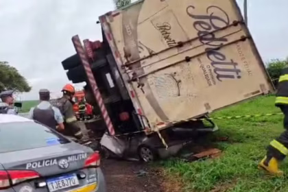 Quatro pessoas morreram após caminhão tombar sobre um carro na Rodovia Armando de Sales Oliveira (SP-322), no interior de São Paulo. Ocorrência mobilizou resgate e causou interdição parcial da via.