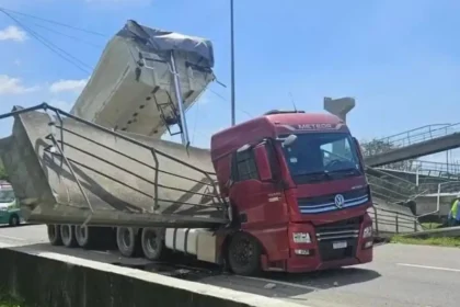 Após mais um grave acidente envolvendo caminhão basculante, a Fenive exige da Senatran que garanta a aplicação imediata da Resolução 859/21 do Contran, que exige alertas sonoros e visuais para veículos com caçamba. A falta de cumprimento da norma continua causando tragédias e ameaçando a segurança de motoristas e usuários das rodovias.