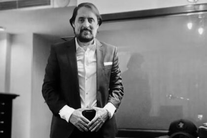 Mauri Lima, irmão da dupla Chitãozinho & Xororó, morreu neste domingo em um grave acidente na Rodovia Régis Bittencourt (BR-116), em Miracatu (SP), após colisão entre a van que o transportava, um caminhão e uma caminhonete. Viajavam de volta de show em Curitiba, e o impacto matou Mauri e mais um integrante da equipe. A família e colegas lamentam — o parceiro de dupla, Maurício Lima, não se feriu.