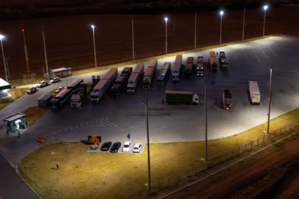 O Governo Federal mantém uma lista oficial de Pontos de Parada e Descanso certificados. Consultar esses locais ajuda o caminhoneiro a planejar rotas mais seguras, cumprir a lei e descansar com tranquilidade.