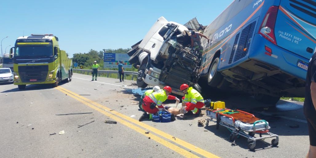 O feriado de Ano-Novo foi marcado por uma sequência de acidentes graves nas rodovias brasileiras. Destaca-se um grave acidente na BR-116, perto de Pelotas (RS), com 11 mortos. Outros estados também registraram mortes e feridos durante o período. A Operação Ano Novo da PRF contabilizou centenas de acidentes e milhares de infrações.