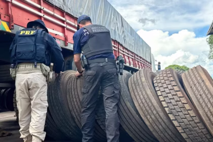 Polícia Rodoviária Federal apreendeu pneus contrabandeados e desarticulou esquema em que carretas paraguaias chegavam ao Brasil com pneus novos e retornavam com pneus usados, removidos para venda.
