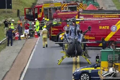 Viaturas do Corpo de Bombeiros e policiais atendem ocorrência em rodovia.