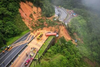 Deslizamento de terra na br 367 no parana