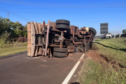 Imagem caminhao tombado