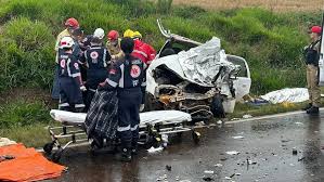Equipes de resgate atuam em acidente grave envolvendo carro destruído em rodovia.
