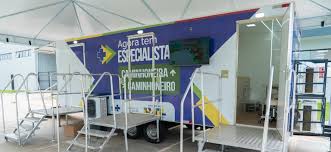 Painel com a frase “Aqui tem Especialista” em unidade de atendimento a caminhoneiro.
