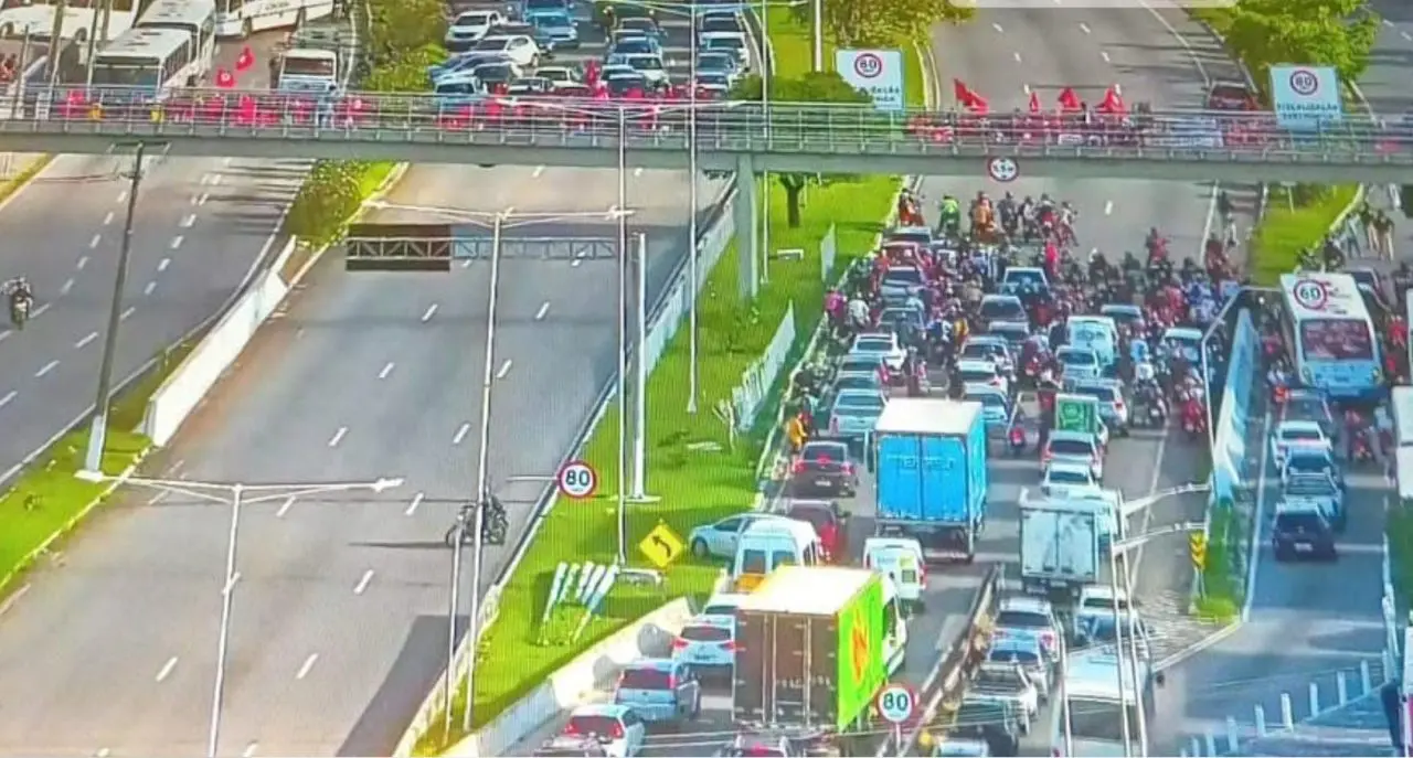Protesto do MST bloqueia BR 101 em Natal e causa caos no transito scaled