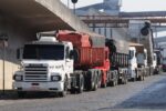 Caminhoneiros do porto de santos fazem greve de 24 horas em protesto