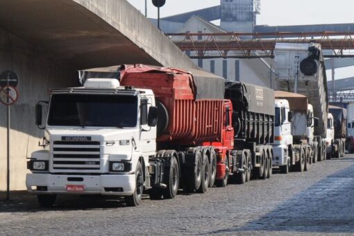 Caminhoneiros do porto de santos fazem greve de 24 horas em protesto