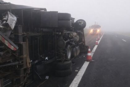 Caminhão tombado em Galia SP