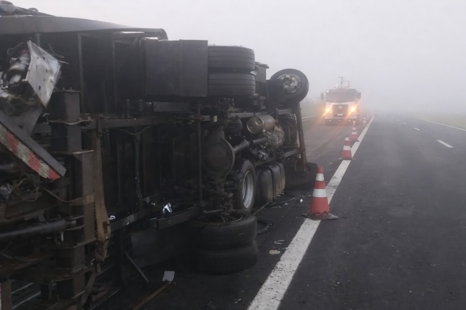 Caminhão tombado em Galia SP