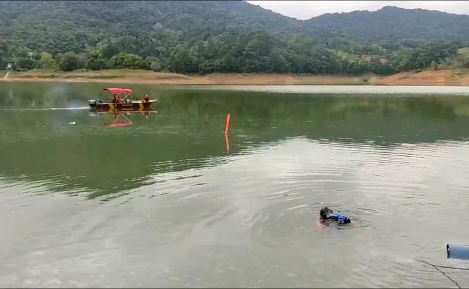 Caminhão cai em represa e criança morre