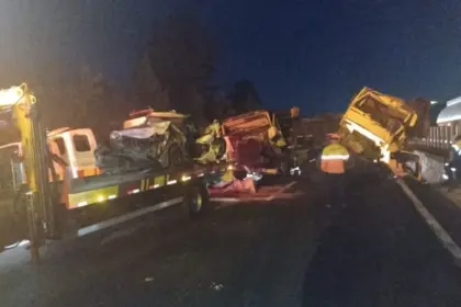 Caminhao colide com outros tres caminhoes e dois carros na br 376 no parana 960x592