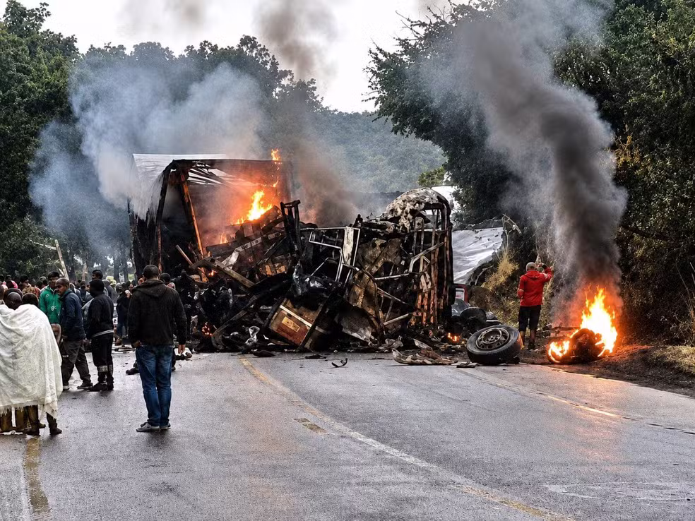 Acidente na BR-251: ônibus e caminhão pegam foto e deixam 8 mortos em MG