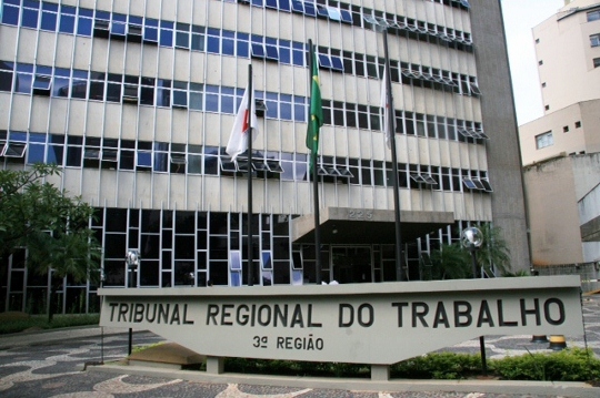 Caminhoneiro é multado por apresentar atestado médico falso