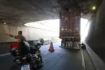 Caminhão entalado
