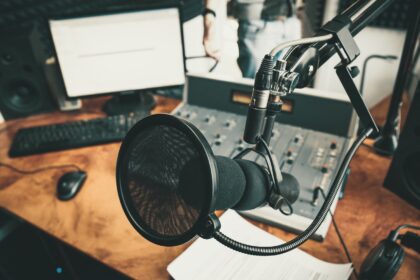 Caminhoneiro ganha voz em podcast e pode ajudar a proteger criancas nas estradas