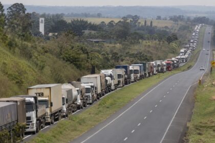 Mercado de caminhões cresce, mas ainda derrapa