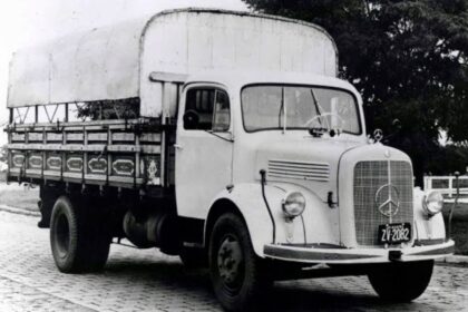 Caminhão Mercedes-Benz em galeria dos 70 anos da marca no Brasil