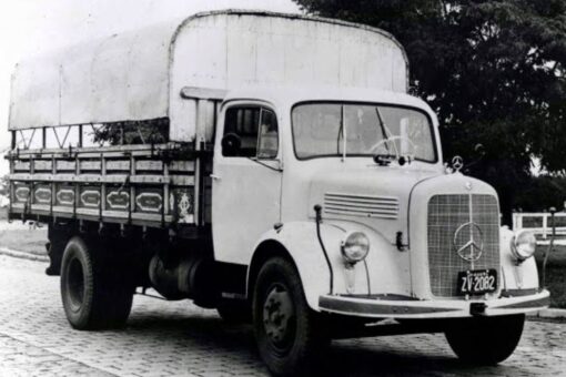Caminhão Mercedes-Benz em galeria dos 70 anos da marca no Brasil