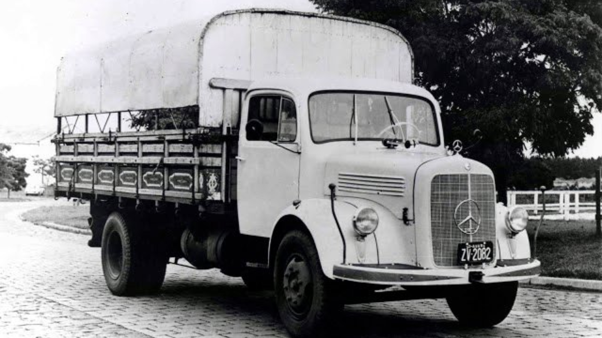Caminhão Mercedes-Benz em galeria dos 70 anos da marca no Brasil
