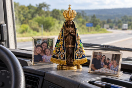 Nossa Senhora Aparecida, fé que acompanha os estradeiros