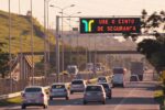 Carro e caminhão circulam em rodovia