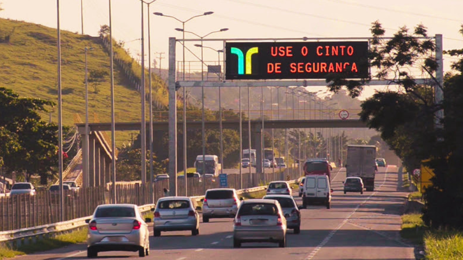 Carro e caminhão circulam em rodovia