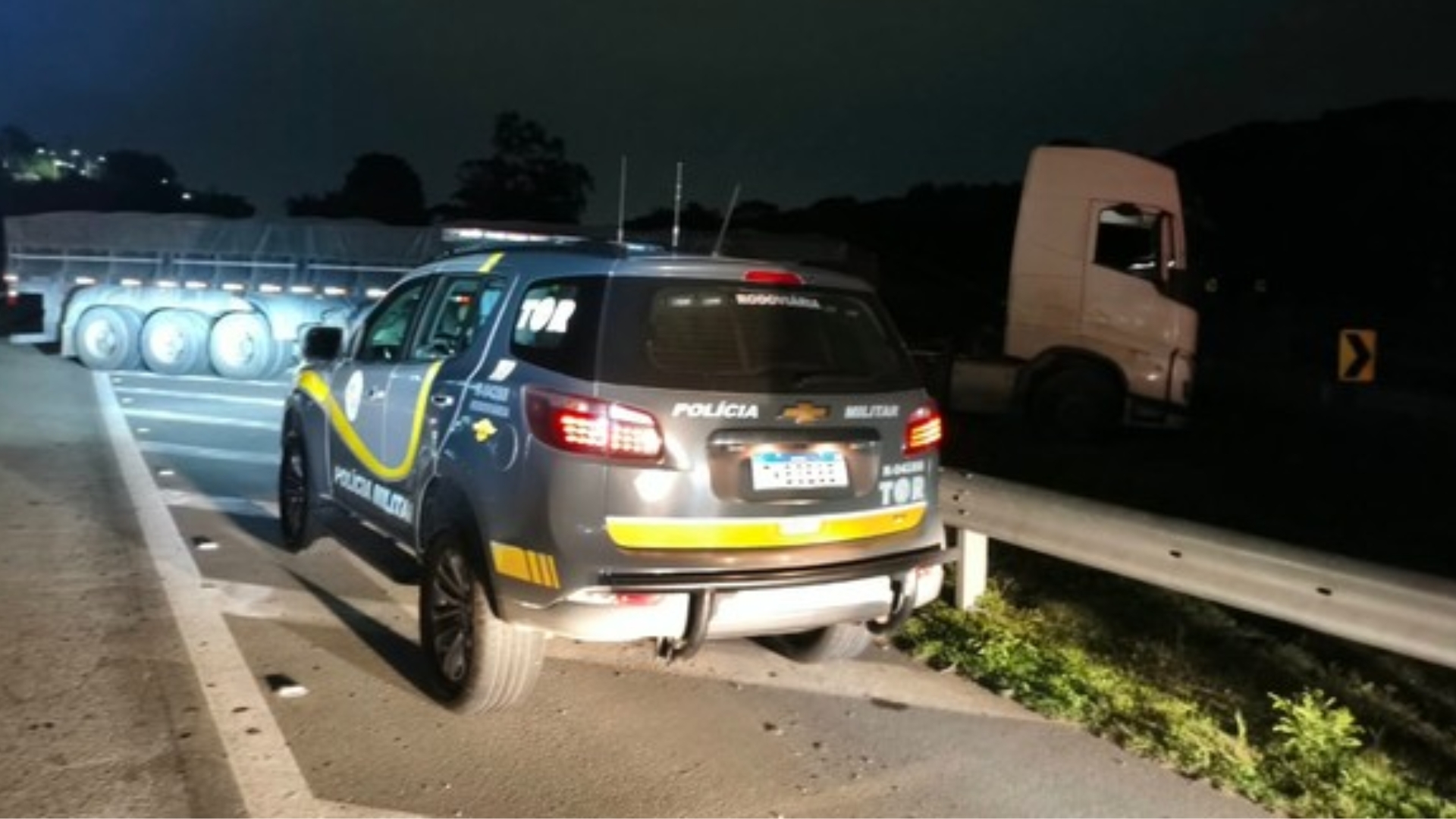 PRF salva caminhoneiro e recupera carga na Rodovia Dom Pedro I, em Itatiba