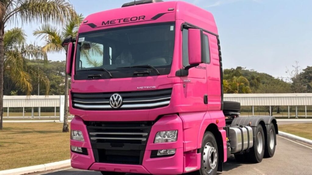 Volkswagen lança 40 caminhões Meteor rosa camélia