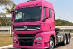 Caminhão Volkswagen Meteor com cabine na cor rosa camélia.