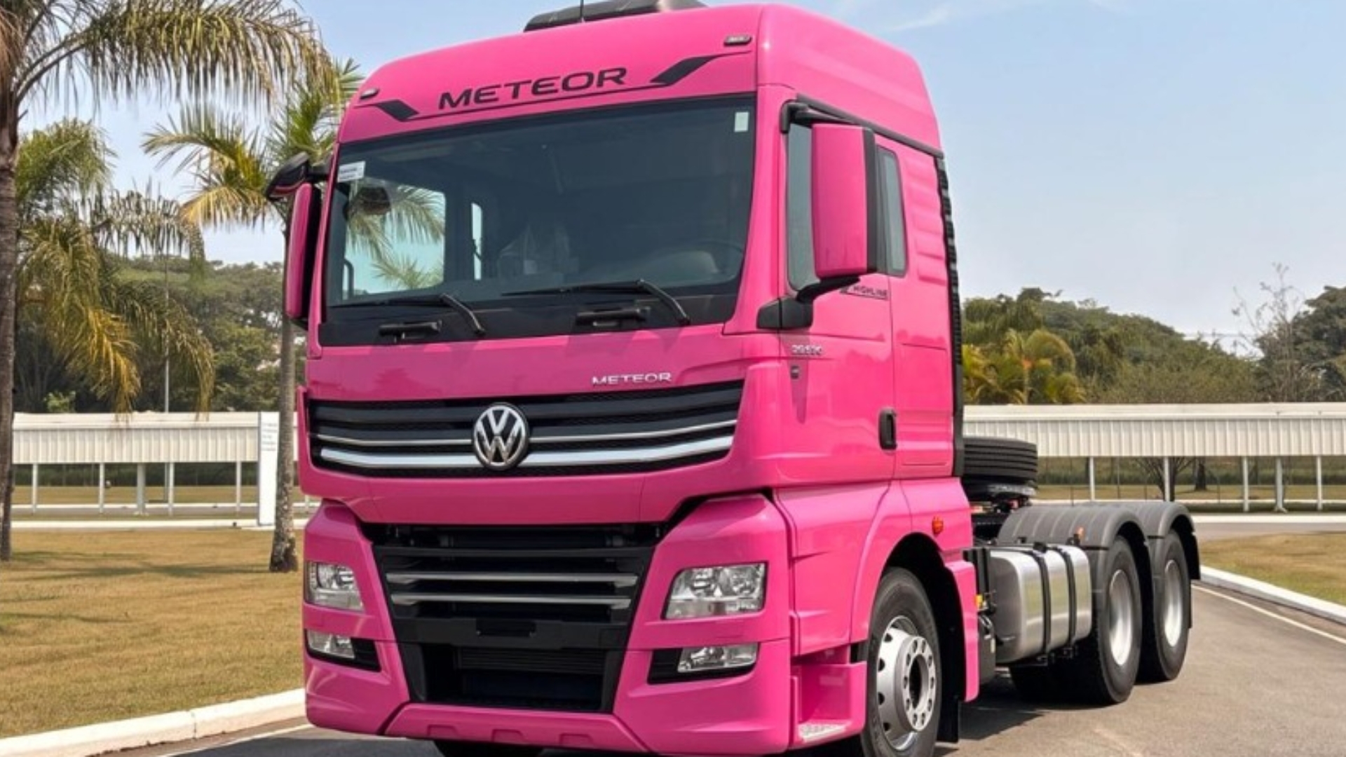Caminhão Volkswagen Meteor com cabine na cor rosa camélia.